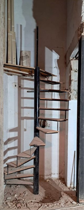 Escalera de caracol metálica y madera