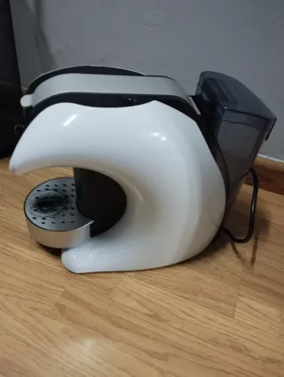 Cafetera de cápsulas blanca