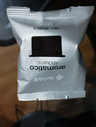 Cafetera de cápsulas blanca