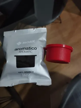 Cafetera de cápsulas blanca