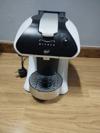 Cafetera de cápsulas blanca