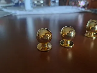 Tiradores dorados para puertas y cajones