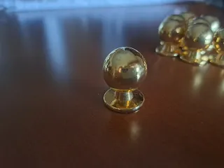 Tiradores dorados para puertas y cajones