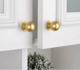 Tiradores dorados para puertas y cajones