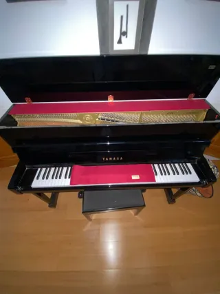 Piano Yamaha B2 con banqueta