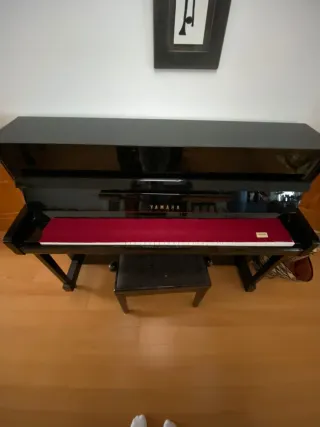 Piano Yamaha B2 con banqueta
