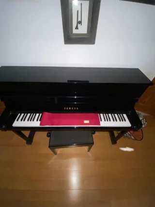 Piano Yamaha B2 con banqueta