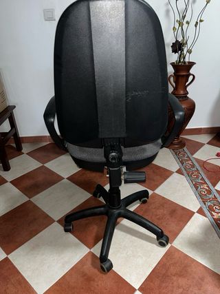 Silla de oficina ergonómica gris