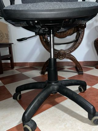 Silla de oficina ergonómica gris