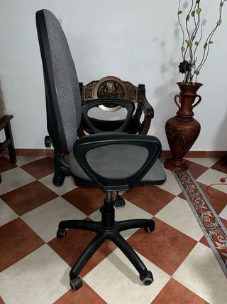 Silla de oficina ergonómica gris