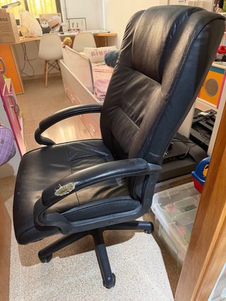 Silla de oficina negra, para escritorio.
