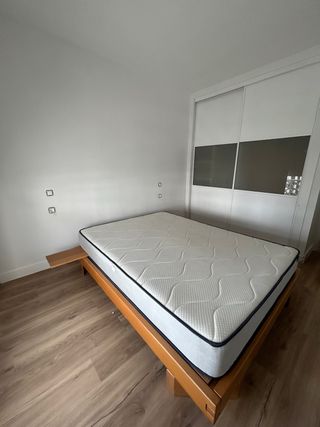 Cama de madera con colchón