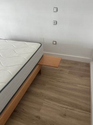 Cama de madera con colchón