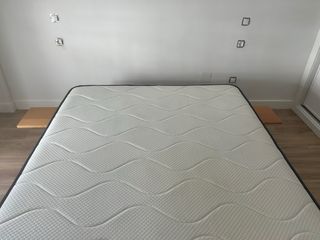Cama de madera con colchón