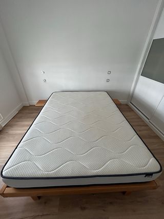 Cama de madera con colchón