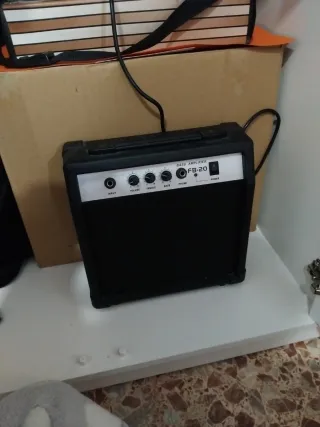 Bajo eléctrico negro con amplificador
