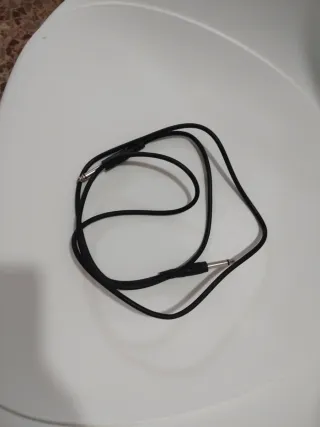 Bajo eléctrico negro con amplificador