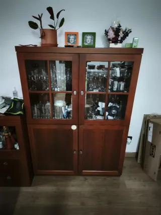 Mueble de comedor de madera y cristal y mueble tv