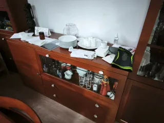 Mueble de comedor de madera y cristal y mueble tv