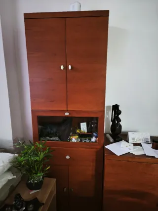 Mueble de comedor de madera y cristal y mueble tv