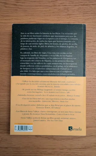 El infinito en un junco: La invención de los li...