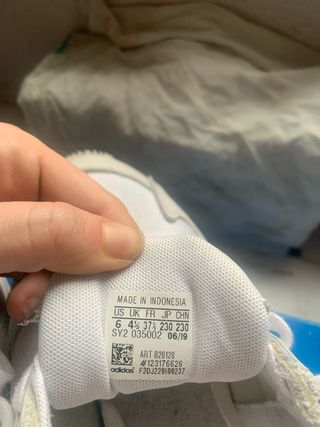 Zapatillas Adidas Beige y Blancas