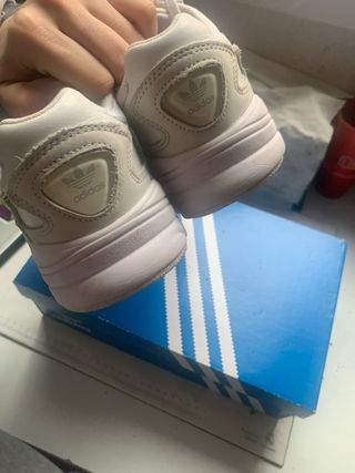 Zapatillas Adidas Beige y Blancas