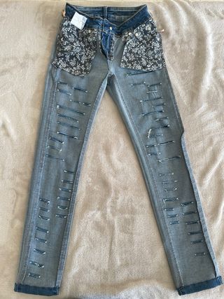 Pantalones vaqueros niña con rotos y tacha