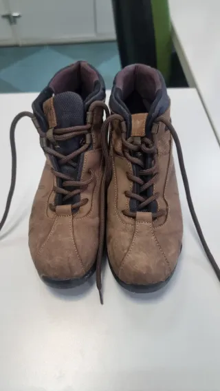 Botas de montaña marrones usada solo una ve