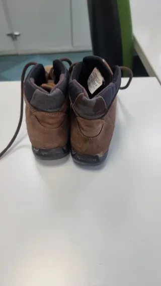 Botas de montaña marrones usada solo una ve