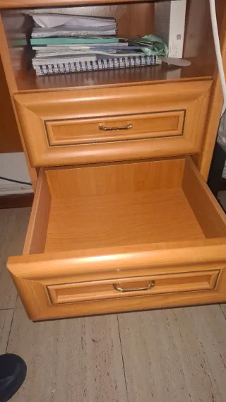 Práctico escritorio de madera con una estantería