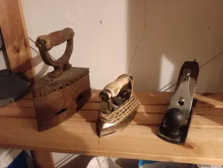 Lote 2 planchas antiguas y cepillo carpintero