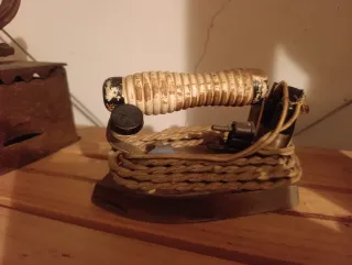 Lote 2 planchas antiguas y cepillo carpintero