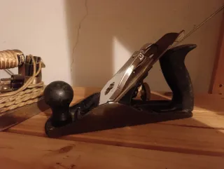 Lote 2 planchas antiguas y cepillo carpintero