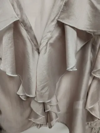 Camisa beige con volantes talla S