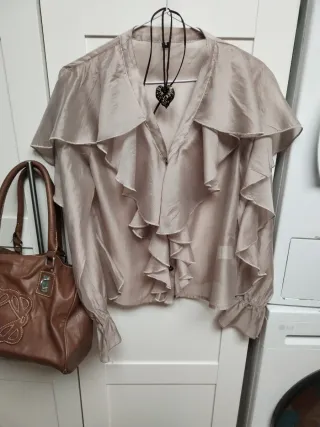 Camisa beige con volantes talla S