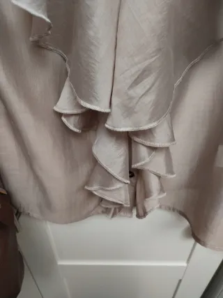 Camisa beige con volantes talla S