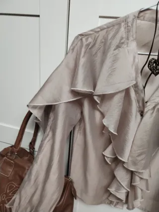 Camisa beige con volantes talla S