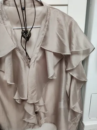 Camisa beige con volantes talla S