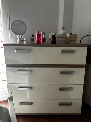 Mesitas de noche y cómoda