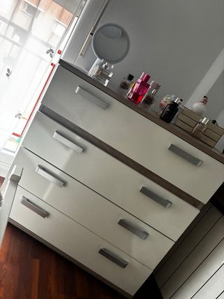 Mesitas de noche y cómoda