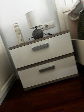 Mesitas de noche y cómoda