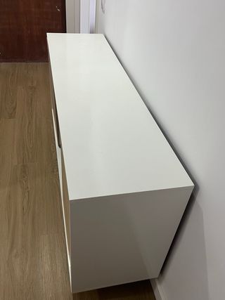 Mueble recibidor blanco y madera