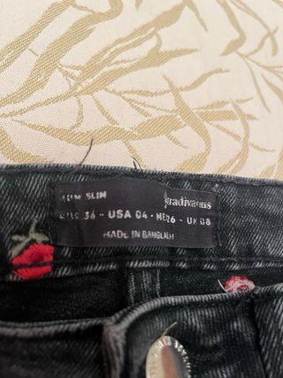 Conjunto vaquero estampado y cárdigan