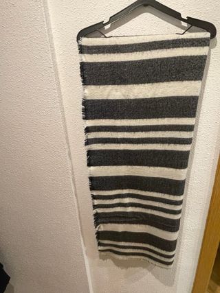 Bufanda Zara Rayas Blanco y Negro
