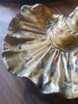 Antigua bandeja de bronce vacía bolsillos