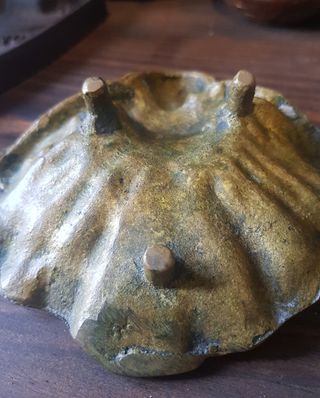 Antigua bandeja de bronce vacía bolsillos