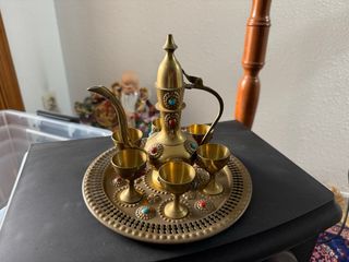 Set di teiera e bicchieri con vassoio