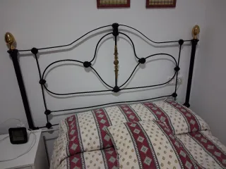 Cabecero de cama forja negro y dorado ,muy antiguo