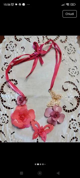 Bellissima collana con fiori e farfalla